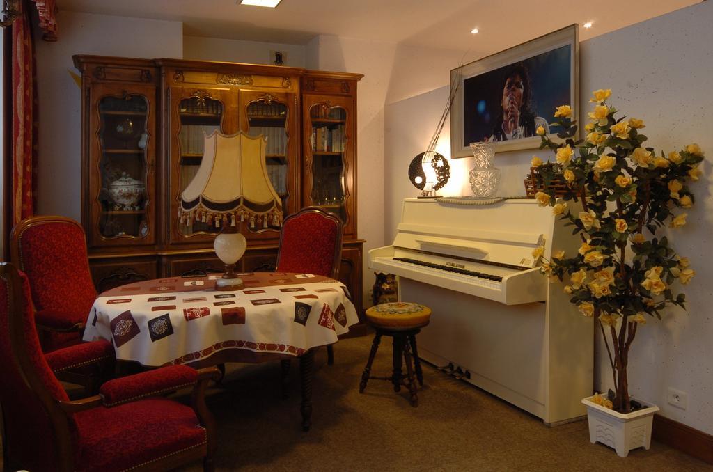 Hotel Du Lion D'Or Entraygues-sur-Truyère Szoba fotó